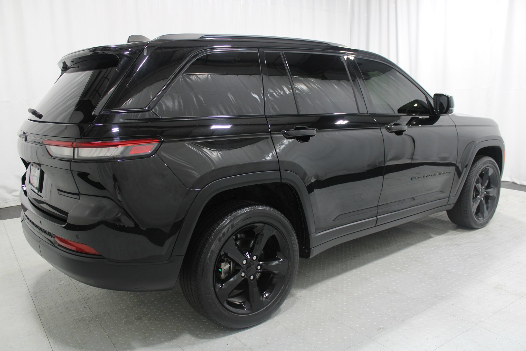 Used 2023 Jeep Grand Cherokee Altitude AWD/4WD image 6