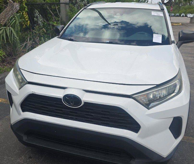 Used 2019 Toyota RAV4 LE FWD image 4