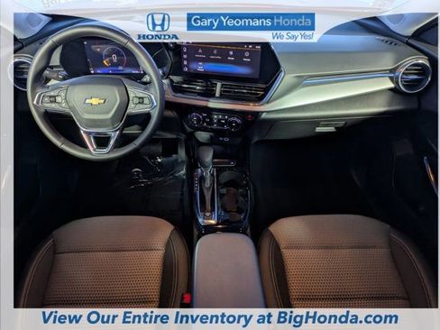 Used 2025 Chevrolet Trax LT w/ Driver Confidence Package image 13