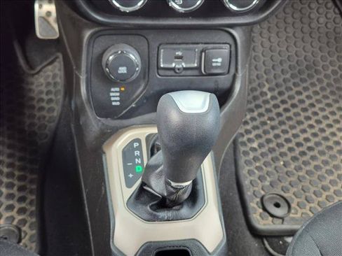 Used 2016 Jeep Renegade Latitude w/ Cold Weather Group AWD/4WD image 10