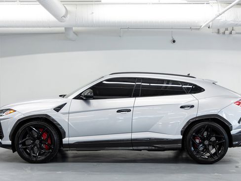 Used 2021 Lamborghini Urus image 2