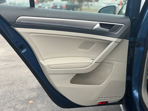 Used 2017 Volkswagen Golf Alltrack S image 16