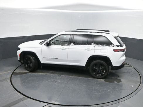 Used 2023 Jeep Grand Cherokee Altitude image 34