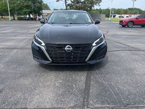 Used 2025 Nissan Altima 2.5 SV FWD image 2