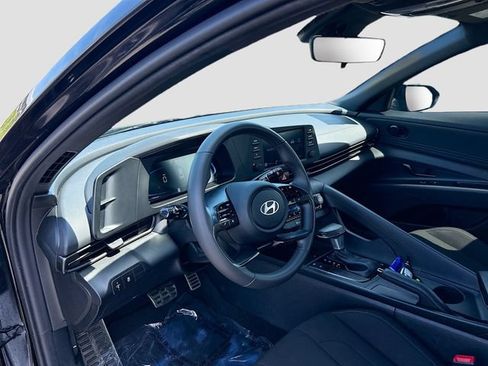 Used 2025 Hyundai Elantra Sport FWD image 4