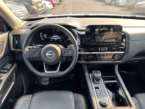 Used 2024 Nissan Pathfinder Platinum AWD/4WD image 2