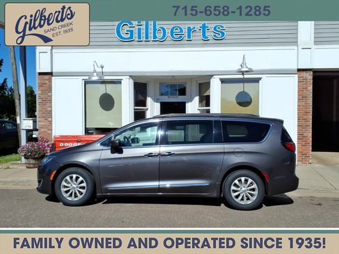 Used 2017 Chrysler Pacifica Touring-L FWD image 1