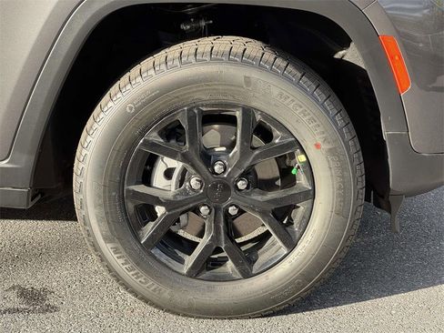 New 2025 Jeep Grand Cherokee Altitude image 12