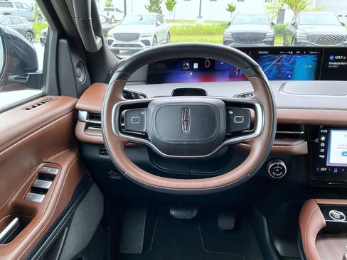 Used 2025 Lincoln Navigator Reserve AWD/4WD image 11