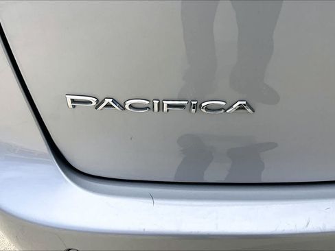 Used 2024 Chrysler Pacifica Touring-L FWD image 10