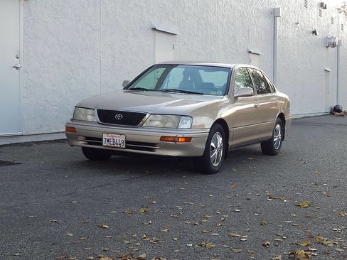 Used 1997 Toyota Avalon XL image 2