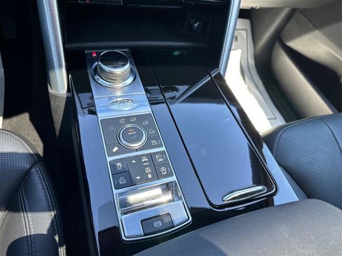 Used 2018 Land Rover Discovery HSE AWD/4WD image 16