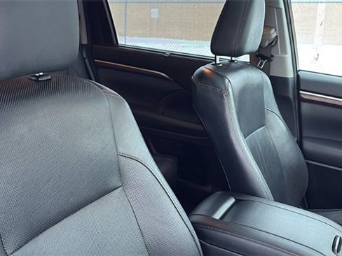 Used 2015 Toyota Highlander Limited image 36