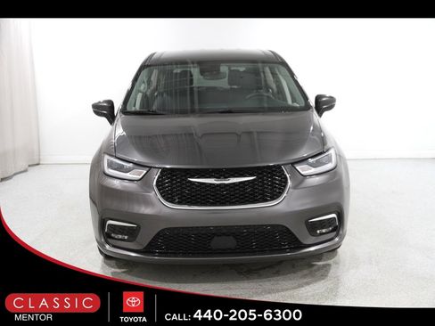 Used 2023 Chrysler Pacifica Touring-L image 2