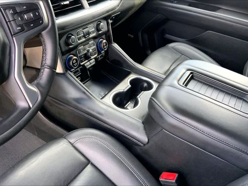Used 2024 Chevrolet Suburban LT RWD image 16
