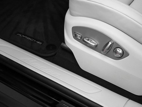 Used 2025 Porsche Macan image 25