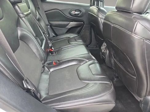 Used 2019 Jeep Cherokee Latitude Plus w/ Cold Weather Group AWD/4WD image 13