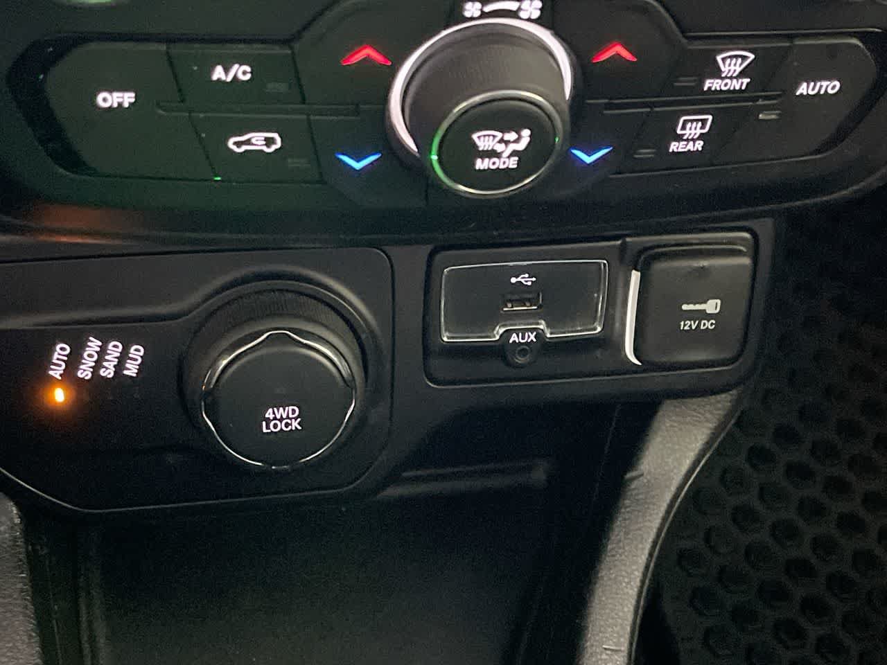 Used 2018 Jeep Renegade Latitude w/ Cold Weather Group AWD/4WD image 19