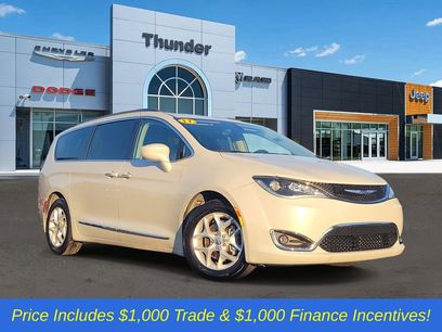 Used 2017 Chrysler Pacifica Touring-L w/ Tire & Wheel Group