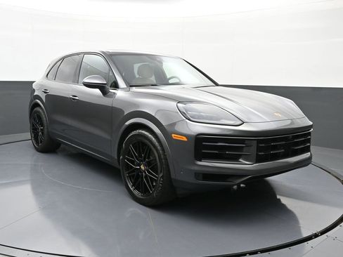 Used 2025 Porsche Cayenne image 3