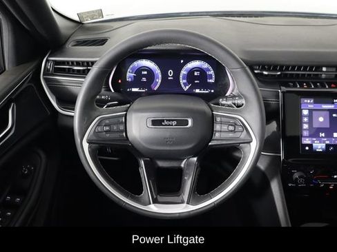 Used 2023 Jeep Grand Cherokee Altitude AWD/4WD image 7