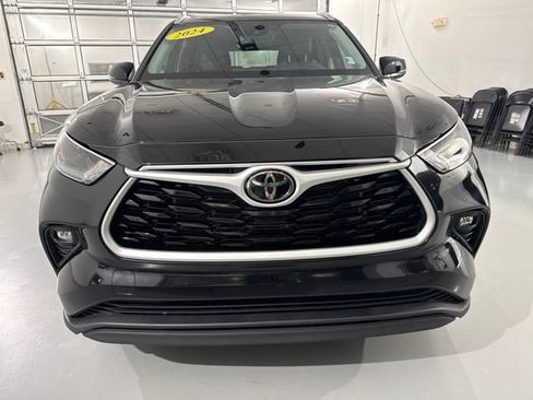 Used 2024 Toyota Highlander XLE FWD image 2