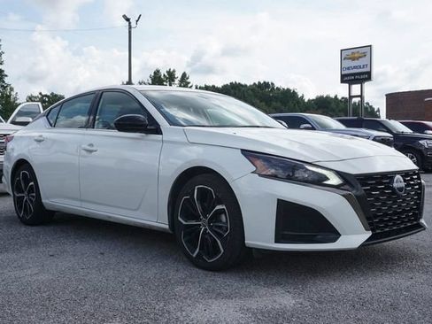 Used 2024 Nissan Altima 2.5 SR FWD image 2