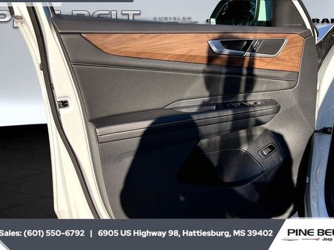 Used 2024 Volkswagen Atlas SE image 17