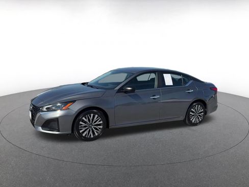 Used 2025 Nissan Altima 2.5 SV image 8