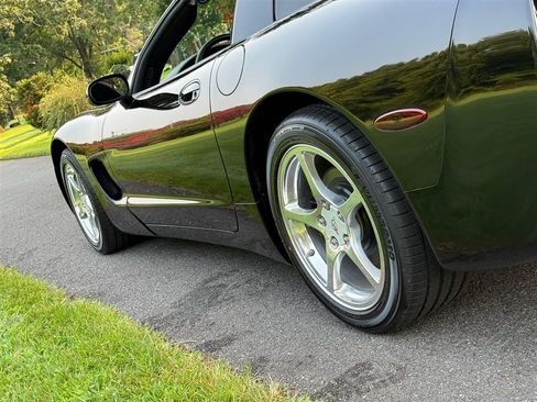 Used 2004 Chevrolet Corvette Coupe RWD image 21
