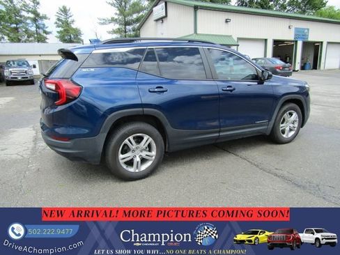 Used 2022 GMC Terrain SLE w/ Driver Convenience Package FWD image 4