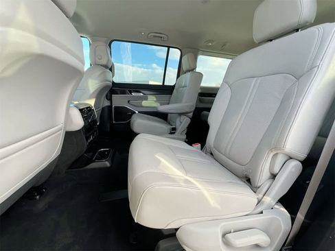 Used 2023 Jeep Wagoneer Series III w/ Preferred Equipment Group image 19