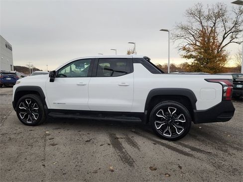 Used 2025 Chevrolet Silverado EV LT image 9