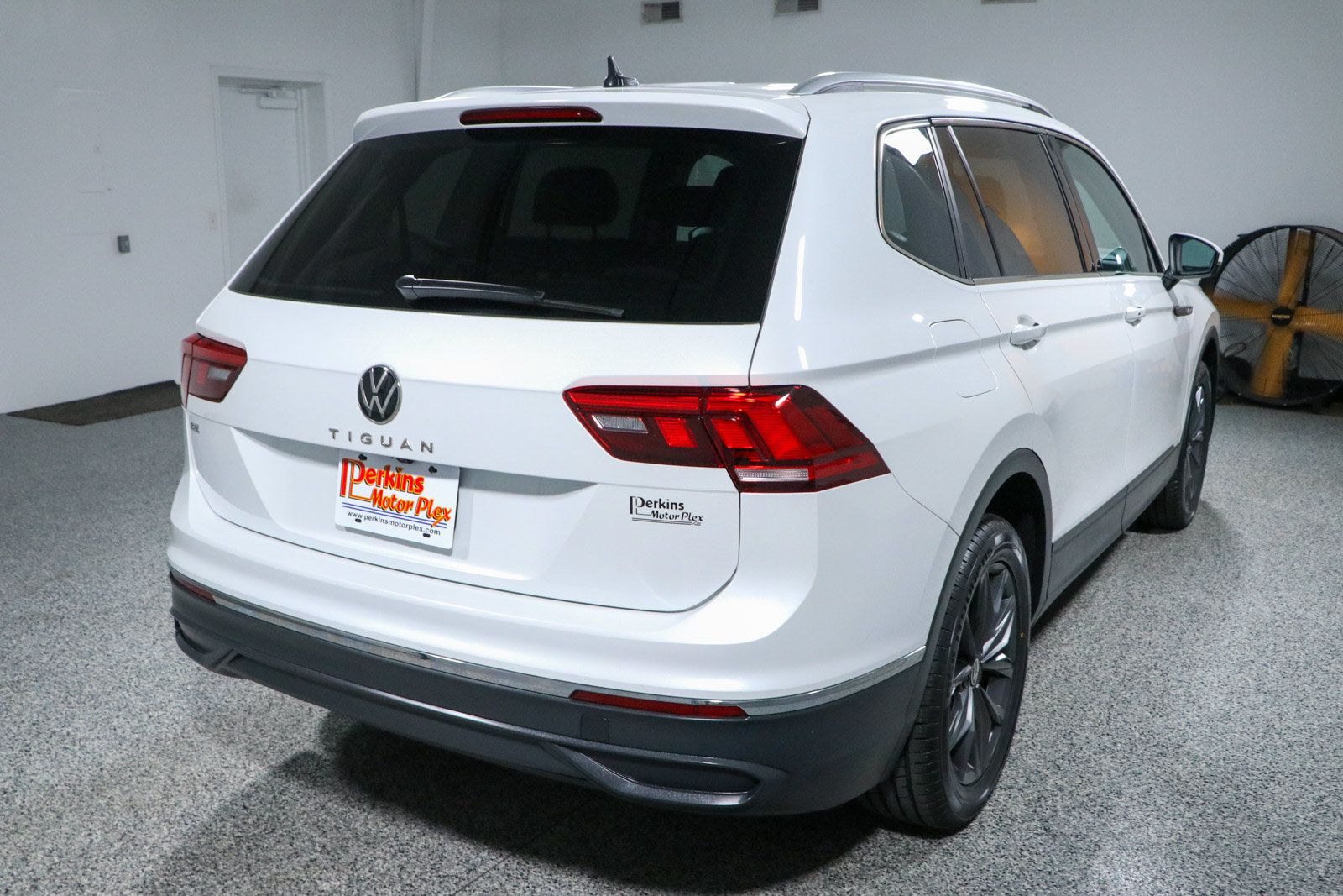 Used 2023 Volkswagen Tiguan SE w/ Panoramic Sunroof Package FWD image 7