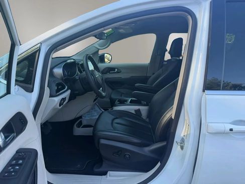 Used 2024 Chrysler Pacifica Limited FWD image 25