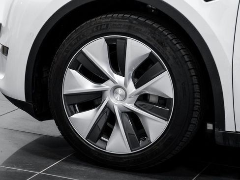 Used 2022 Tesla Model Y Long Range AWD/4WD image 51