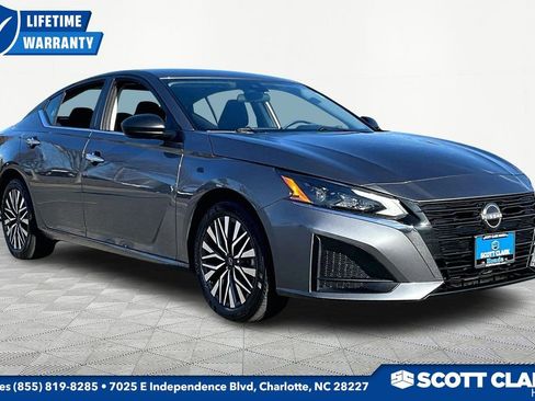 Used 2024 Nissan Altima 2.5 SV image 1