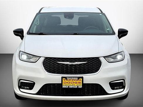 Used 2024 Chrysler Pacifica Select image 3