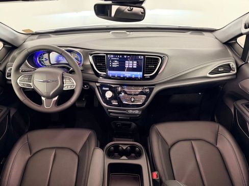 Used 2025 Chrysler Pacifica Select FWD image 14