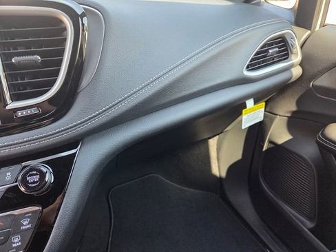 New 2026 Chrysler Pacifica Select image 25