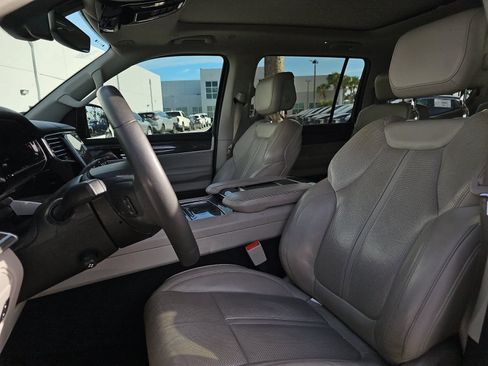 Used 2022 Jeep Wagoneer Series III w/ Premium Group I AWD/4WD image 14