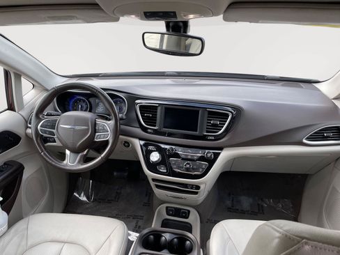 Used 2020 Chrysler Pacifica Touring-L FWD image 5