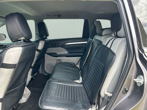 Used 2019 Toyota Highlander Plus FWD image 10