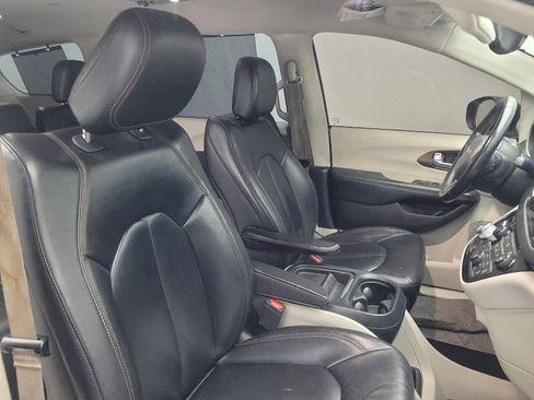 Used 2017 Chrysler Pacifica Touring-L FWD image 21