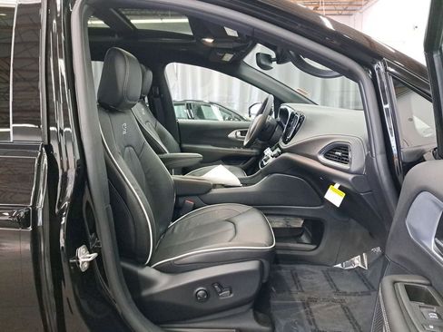 New 2026 Chrysler Pacifica Limited w/ S Appearance Package image 17