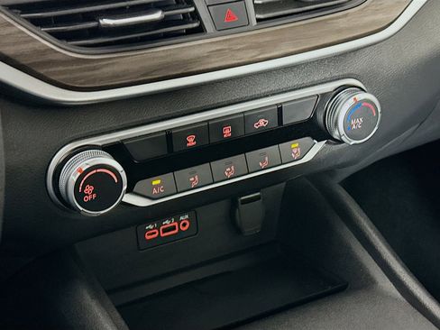 Used 2025 Nissan Altima 2.5 SV image 23