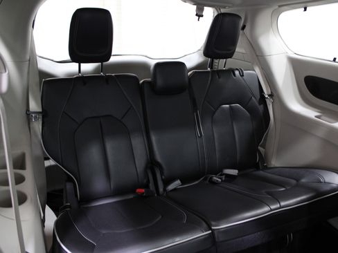 Used 2024 Chrysler Pacifica Limited image 31
