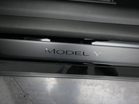 Used 2024 Tesla Model Y Long Range image 12