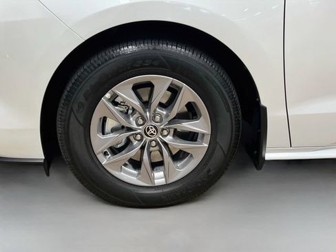 Used 2026 Toyota Sienna XLE FWD image 33