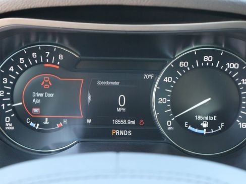 Used 2020 Lincoln MKZ w/ Convenience Package FWD image 9